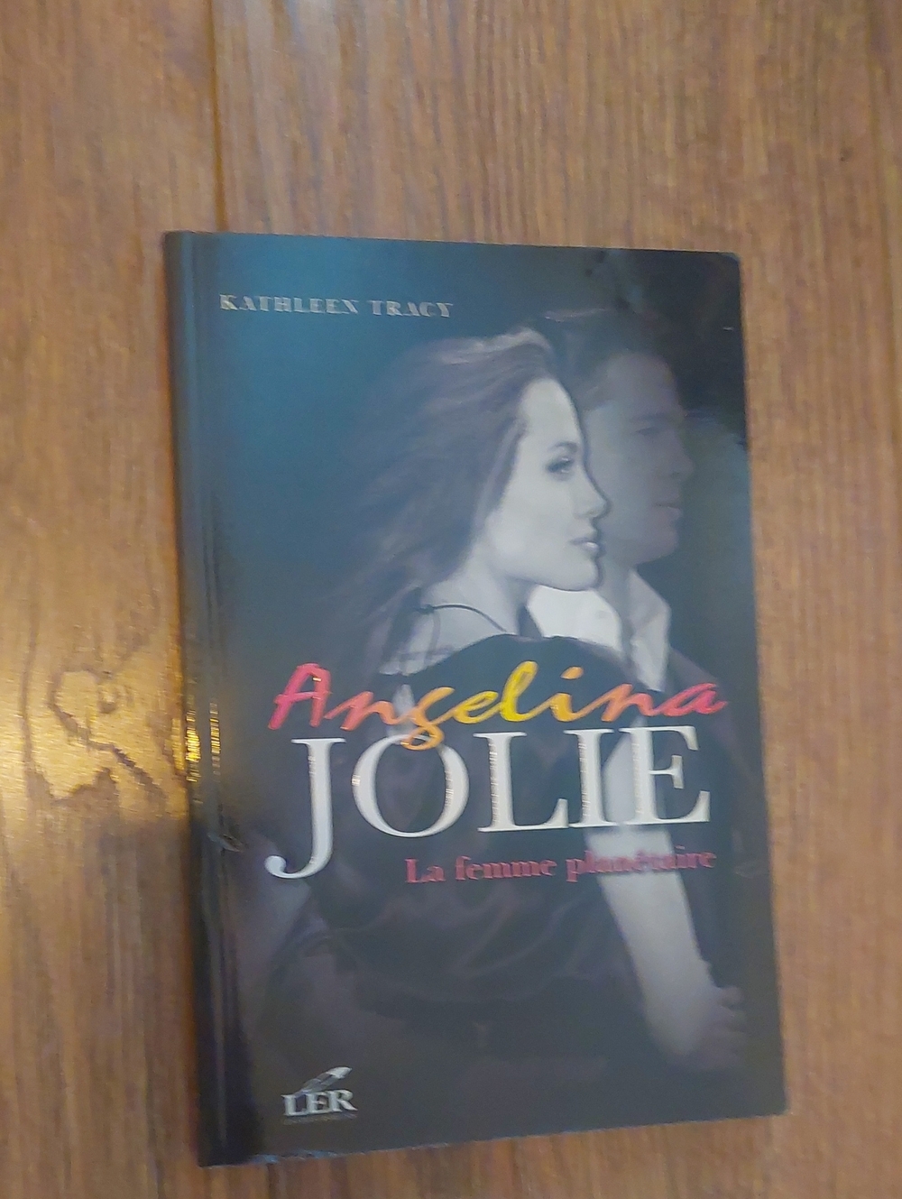 Angelina Jolie: La femme planetaire - Paperback Book Francais Livre Biograpghie